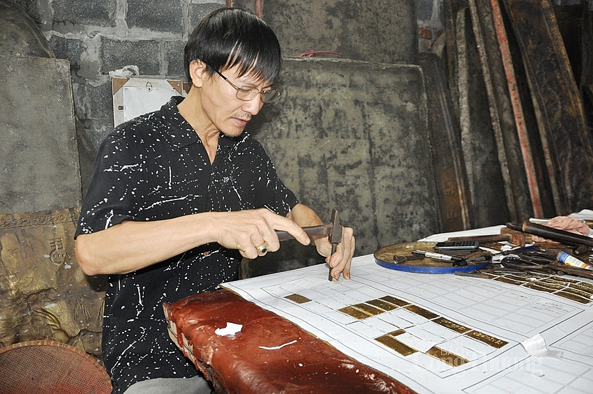 Nghệ nhân Tạ Văn Úy - Người truyền lửa cho nghề chạm bạc Hữu Bộc Nghệ nhân Tạ Văn Úy   Người truyền lửa cho nghề chạm bạc Hữu Bộc