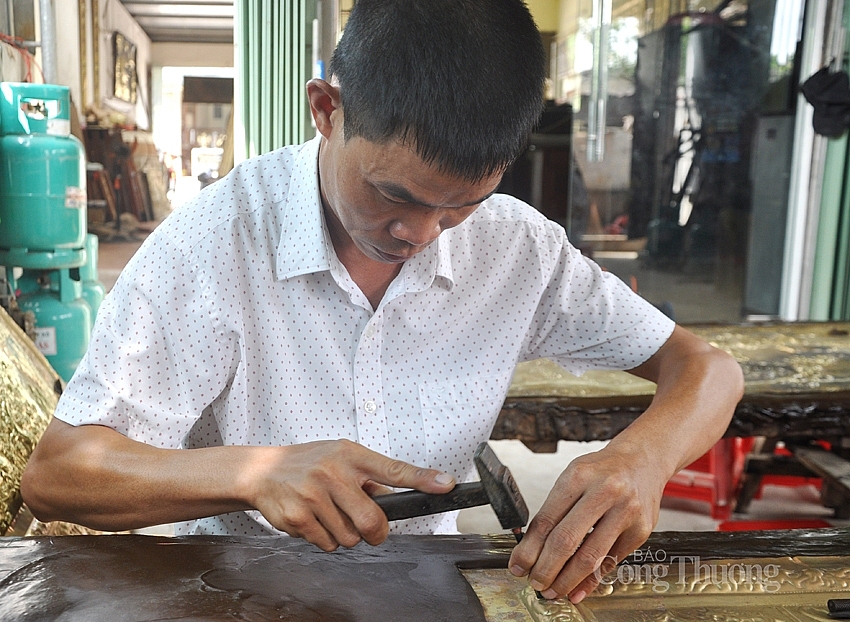Nghệ nhân Nguyễn Văn Hoàn - Trăn trở bài toán đầu ra cho sản phẩm làng nghề nghe-nhan-nguyen-van-hoan-tran-tro-bai-toan-dau-ra-cho-san-pham-lang-nghe-2