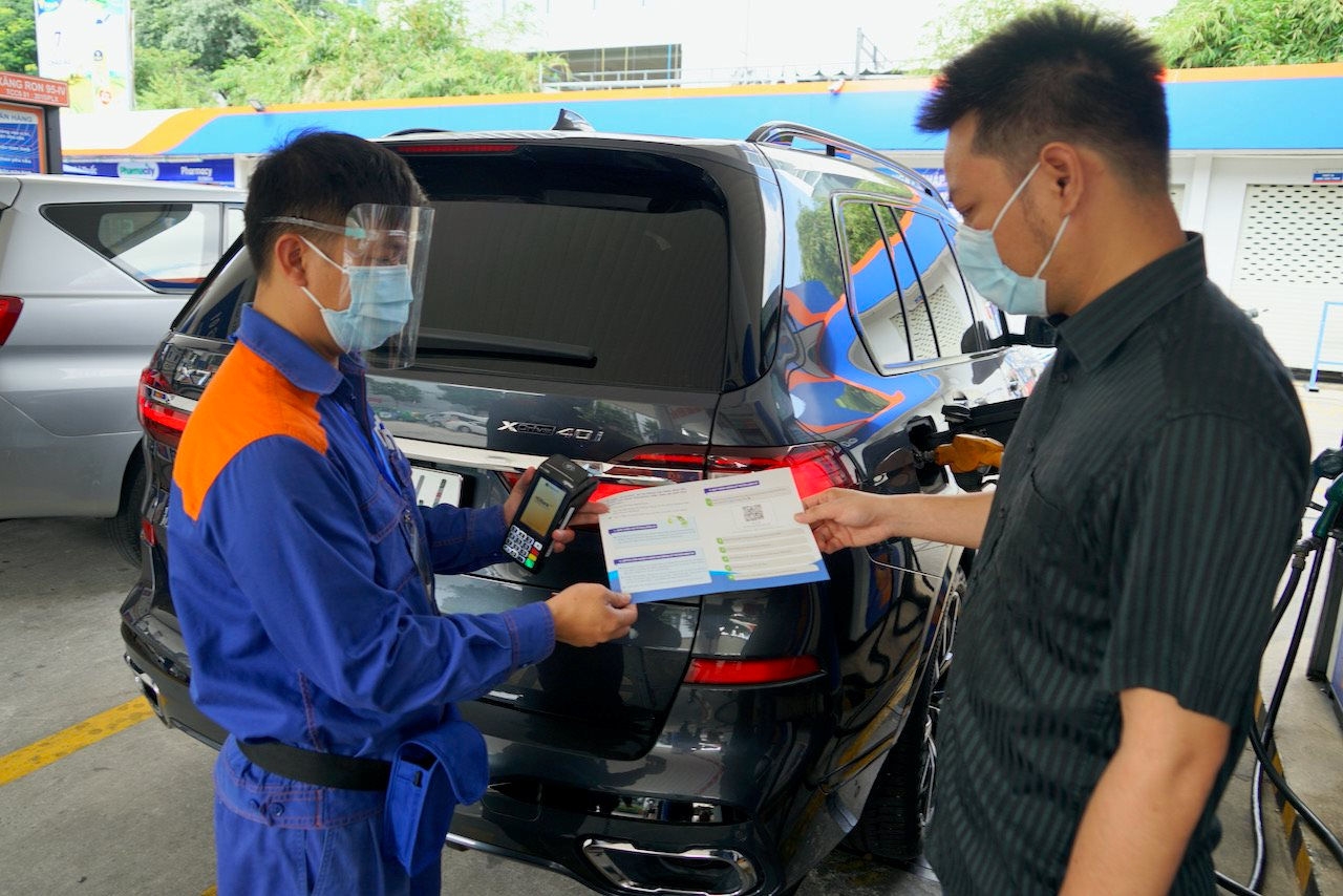 Trải nghiệm thanh toán không tiền mặt và tích điểm Petrolimex ID tại Sài Gòn