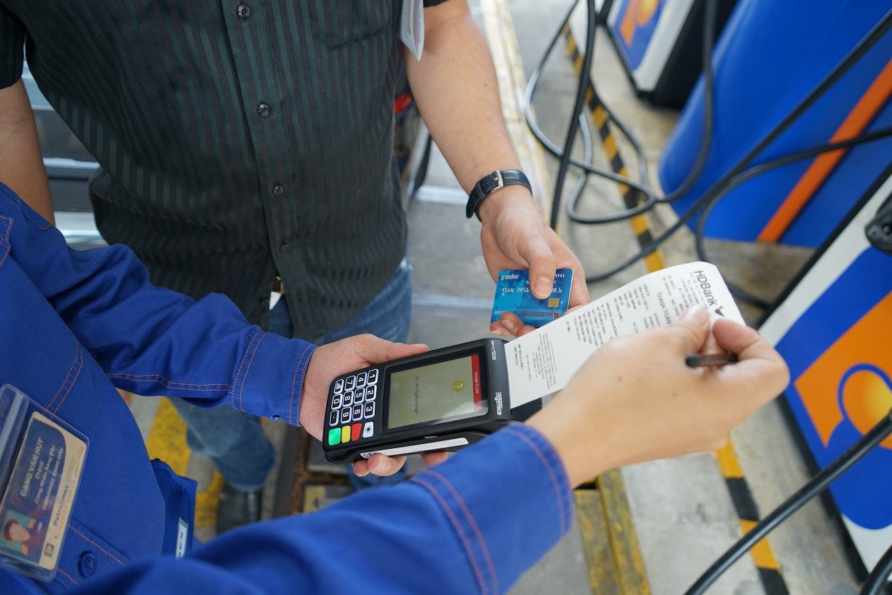 Trải nghiệm thanh toán không tiền mặt và tích điểm Petrolimex ID tại Sài Gòn