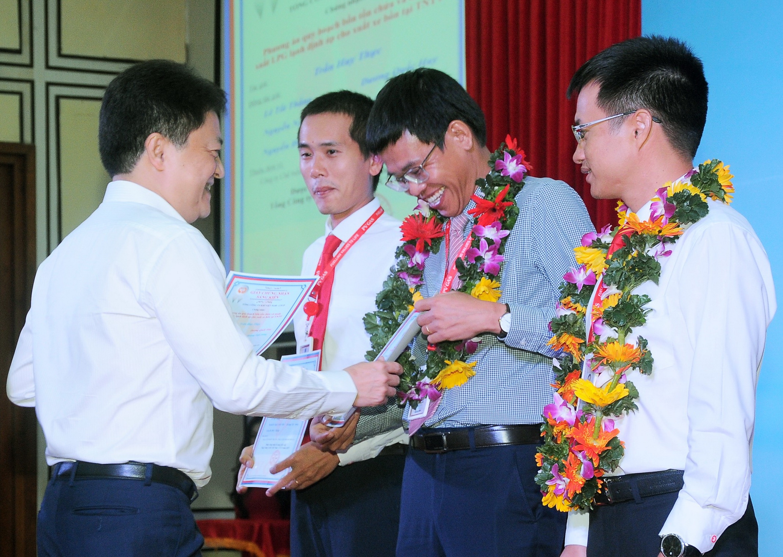 Ban Lãnh đạo và Công đoàn PV GAS thường xuyên động viên khen thưởng các cá nhân và tập thể vì những cống hiến sáng tạo Ban Lãnh đạo và Công đoàn PV GAS thường xuyên động viên khen thưởng các cá nhân và tập thể vì những cống hiến sáng tạo