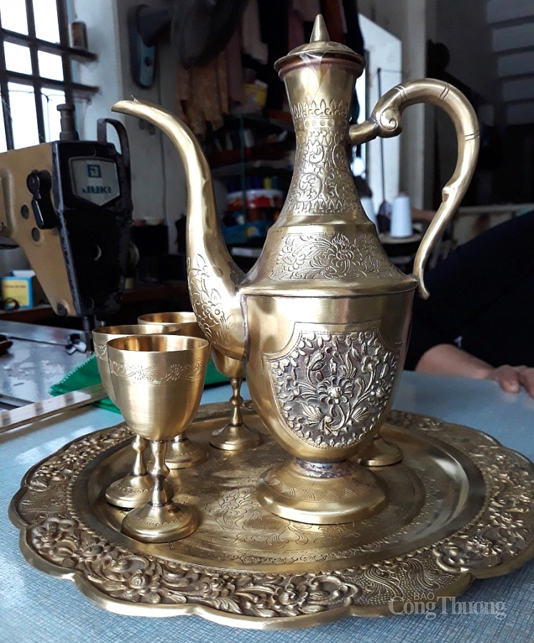 Nghệ nhân Đặng Xuân Tư - hơn nửa thế kỷ gắn bó với nghề chạm bạc nghe-nhan-dang-xuan-tu-hon-nua-the-ky-gan-bo-voi-nghe-cham-bac