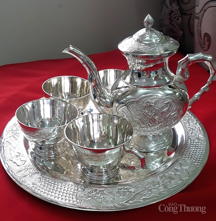 Nghệ nhân Đặng Xuân Tư - hơn nửa thế kỷ gắn bó với nghề chạm bạc nghe-nhan-dang-xuan-tu-hon-nua-the-ky-gan-bo-voi-nghe-cham-bac-1