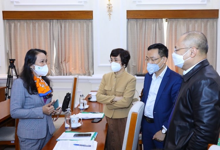 Thứ trưởng, Phó chủ nhiệm UBDT Hoàng Thị Hạnh trao đổi với các đại biểu bên lề hội nghị