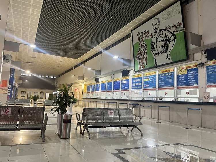 Ảnh: Sáng chủ nhật 2 tuần trước Tết Nhâm Dần, phòng vé bến xe Gia Lâm không một bóng người Ảnh: Sáng chủ nhật 2 tuần trước Tết Nhâm Dần, phòng vé bến xe Gia Lâm không một bóng người