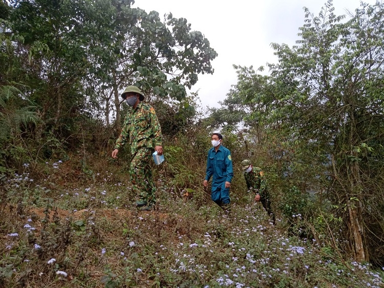 Trung bình mỗi ngày, anh em BP trên chốt đi tuần tra khoảng 15 km đường biên hiểm trở
