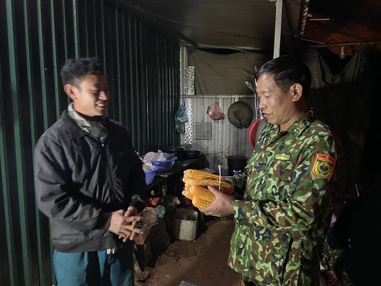 Món quà giản dị, ấm áp nghĩa tình