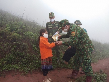 Lỗi hẹn tình riêng, biên cương anh đứng gác...