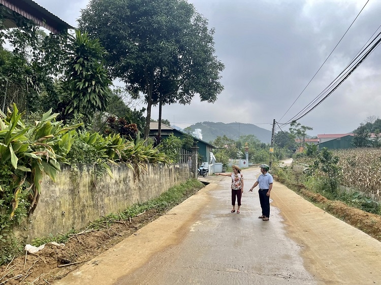 Bà Nguyễn Thị Hiên (thôn 6, xã Đào Thịnh) kể chuyện về con đường được nhiều hộ trong thôn cùng tham gia hiến đất