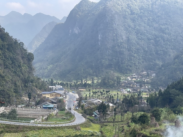 Đường lên với các thôn, xã vùng sâu, vùng xa sẽ không còn xa khi giao thông được đầu tư, nâng cấp