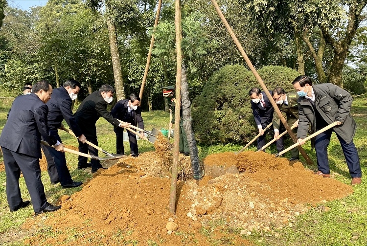 Bộ trưởng, Chủ nhiệm Ủy ban Dân tộc Hầu A Lềnh và các đại biểu trồng cây lưu niệm tại Vườn quốc gia Ba Vì, Hà Nội Bộ trưởng, Chủ nhiệm Ủy ban Dân tộc Hầu A Lềnh và các đại biểu trồng cây lưu niệm tại Vườn quốc gia Ba Vì, Hà Nội