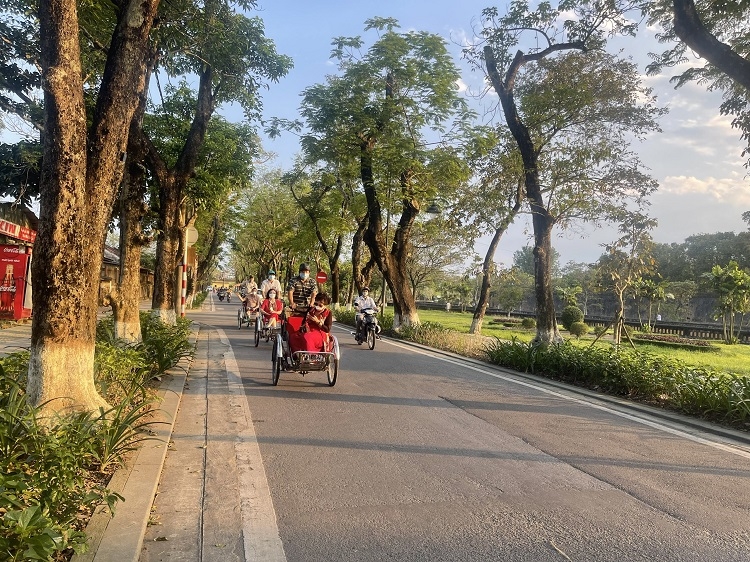 Xích lô là phương tiện được nhiều du khách lựa chọn để đi dạo ngắm phố phường