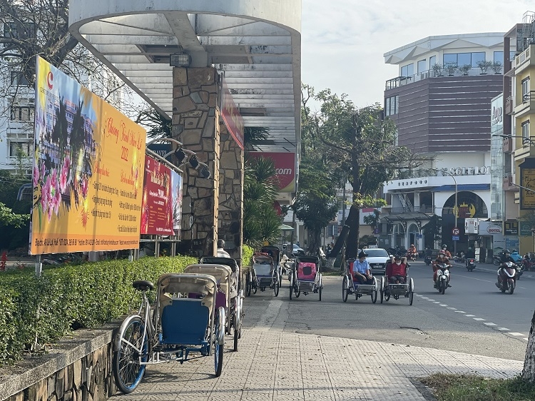 Trước mỗi khách sạn ở Huế, đều có rất nhiều xe xích lô ngồi đón khách
