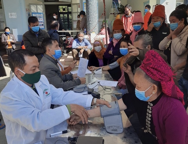 Thiếu tá quân y Nguyễn Tiền Phong tiêm vắc-xin cho bà con dân tộc Thái ở xã Chiềng Sơn Thiếu tá quân y Nguyễn Tiền Phong tiêm vắc-xin cho bà con dân tộc Thái ở xã Chiềng Sơn