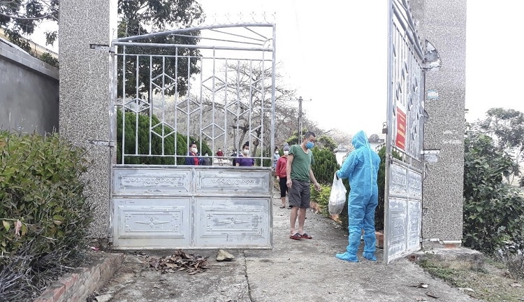 Thượng úy quân y Lò Văn Thương mang thuốc trao tặng điểm cách ly tại xã Chiềng Khương Thượng úy quân y Lò Văn Thương mang thuốc trao tặng điểm cách ly tại xã Chiềng Khương