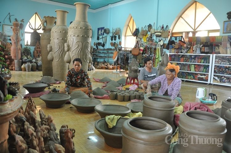 Những người phụ nữ dân tộc Chăm góp phần lưu giữ những nét đẹp truyền thống của làng nghề gốm Bàu Trúc (huyện Ninh Phước, Ninh Thuận) Những người phụ nữ dân tộc Chăm góp phần lưu giữ những nét đẹp truyền thống của làng nghề gốm Bàu Trúc (huyện Ninh Phước, Ninh Thuận)