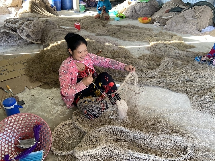 Phụ nữ dân tộc thiểu số - Gánh nặng trên đôi vai nhỏ