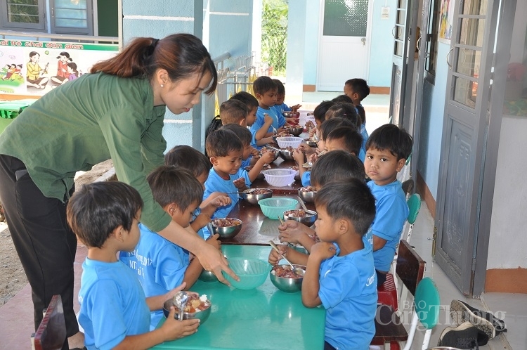 Phụ nữ dân tộc thiểu số - Gánh nặng trên đôi vai nhỏ