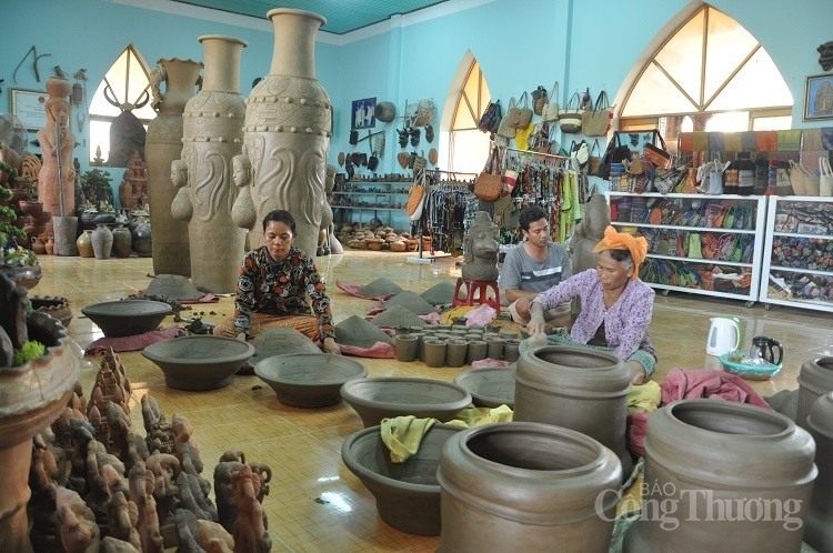 Phụ nữ dân tộc thiểu số - Gánh nặng trên đôi vai nhỏ