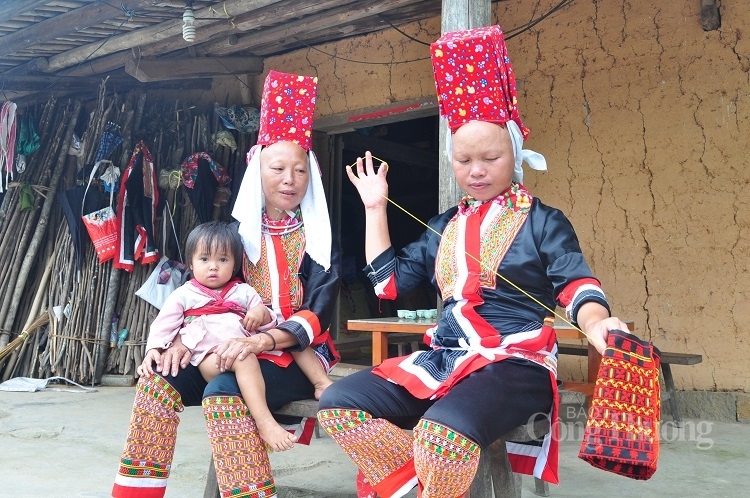 Phụ nữ dân tộc thiểu số - Gánh nặng trên đôi vai nhỏ