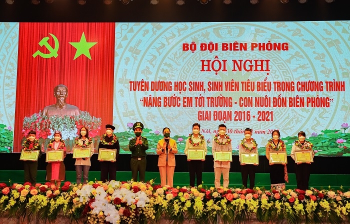 Trung tướng Đỗ Danh Vượng, Chính ủy BĐBP và bà Trương Thị Ngọc Ánh, Phó Chủ tịch Ủy ban Trung ương MTTQ Việt Nam tặng Bằng khen của Bộ Tư lệnh BĐBP cho các em học sinh, sinh viên Trung tướng Đỗ Danh Vượng, Chính ủy BĐBP và bà Trương Thị Ngọc Ánh, Phó Chủ tịch Ủy ban Trung ương MTTQ Việt Nam tặng Bằng khen của Bộ Tư lệnh BĐBP cho các em học sinh, sinh viên