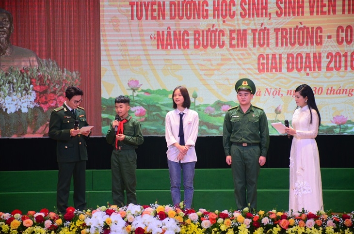 Các em học sinh, sinh viên tiêu biểu giao lưu tại hội nghị Các em học sinh, sinh viên tiêu biểu giao lưu tại hội nghị