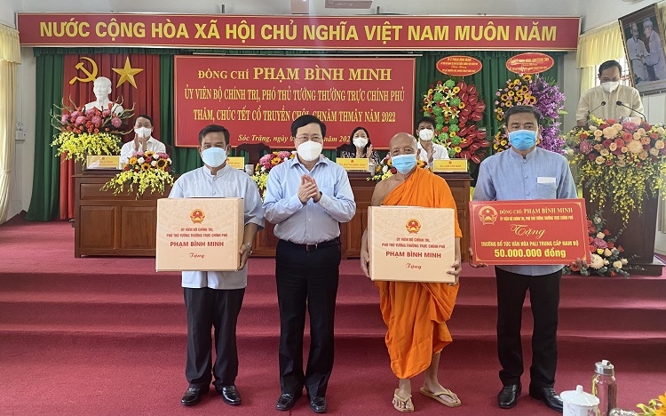 Phó Thủ tướng Thường trực Chính phủ Phạm Bình Minh tặng quà cho đồng bào Khmer nhân dịp Tết Chôl Chnăm Thmây Phó Thủ tướng Thường trực Chính phủ Phạm Bình Minh tặng quà cho đồng bào Khmer nhân dịp Tết Chôl Chnăm Thmây