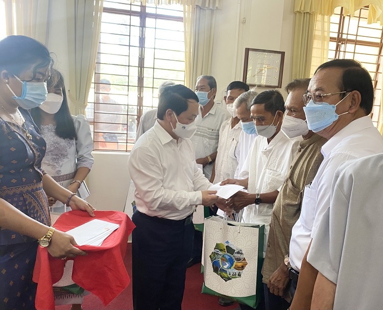 Bộ trưởng, Chủ nhiệm Ủy ban Dân tộc Hầu A Lềnh tặng quà cho các cá nhân của Hội Đoàn kết sư sãi yêu nước tỉnh Sóc Trăng và Trường Bổ túc văn hóa Pali Trung cấp Nam bộ nhân dịp Tết Chôl Chnăm Thmây Bộ trưởng, Chủ nhiệm Ủy ban Dân tộc Hầu A Lềnh tặng quà cho các cá nhân của Hội Đoàn kết sư sãi yêu nước tỉnh Sóc Trăng và Trường Bổ túc văn hóa Pali Trung cấp Nam bộ nhân dịp Tết Chôl Chnăm Thmây