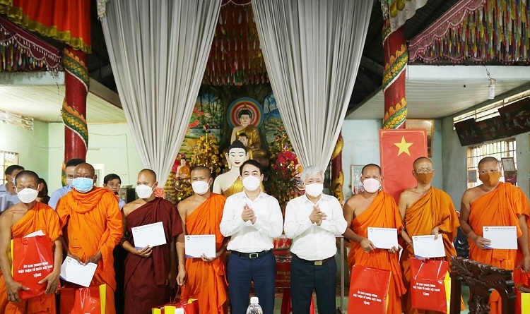 Chủ tịch Ủy ban Trung ương MTTQ Việt Nam Đỗ Văn Chiến (thứ 4 từ phải qua) cùng lãnh đạo tỉnh thăm hỏi, tặng quà Tết Chôl Chnăm Thmây Hội Đoàn kết sư sãi yêu nước tỉnh Hậu Giang, tại điểm chùa Sa Sà Ná Răng Xây ở phường 4, TP. Vị Thanh Chủ tịch Ủy ban Trung ương MTTQ Việt Nam Đỗ Văn Chiến (thứ 4 từ phải qua) cùng lãnh đạo tỉnh thăm hỏi, tặng quà Tết Chôl Chnăm Thmây Hội Đoàn kết sư sãi yêu nước tỉnh Hậu Giang, tại điểm chùa Sa Sà Ná Răng Xây ở phường 4, TP. Vị Thanh
