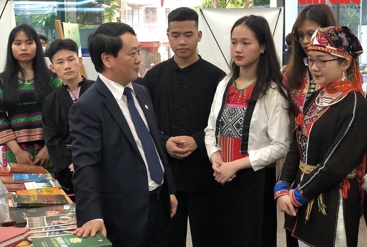 “Đọc sách phải được rèn luyện thành thói quen như cơm ăn, nước uống” - Bộ trưởng, Chủ nhiệm Ủy ban Dân tộc Hầu A Lềnh căn dặn các em học sinh “Đọc sách phải được rèn luyện thành thói quen như cơm ăn, nước uống” - Bộ trưởng, Chủ nhiệm Ủy ban Dân tộc Hầu A Lềnh căn dặn các em học sinh