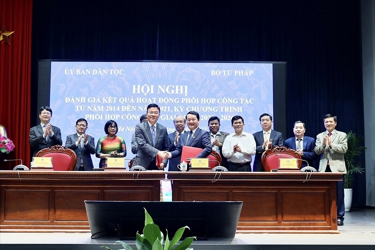 Bộ trưởng, Chủ nhiệm Ủy ban Dân tộc Hầu A Lềnh và Bộ trưởng Bộ Tư pháp Lê Thành Long ký Chương trình phối hợp công tác giai đoạn 2022 – 2026
