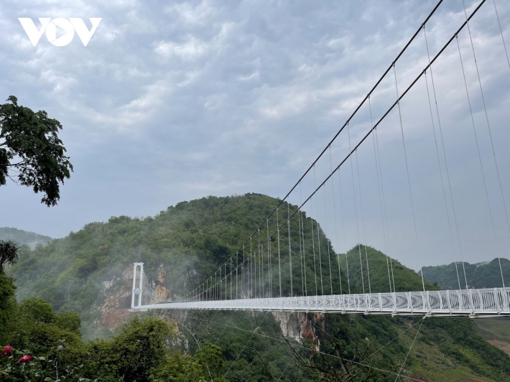 Cầu kính đi bộ Bạch Long có tổng chiều dài 632 m Cầu kính đi bộ Bạch Long có tổng chiều dài 632 m