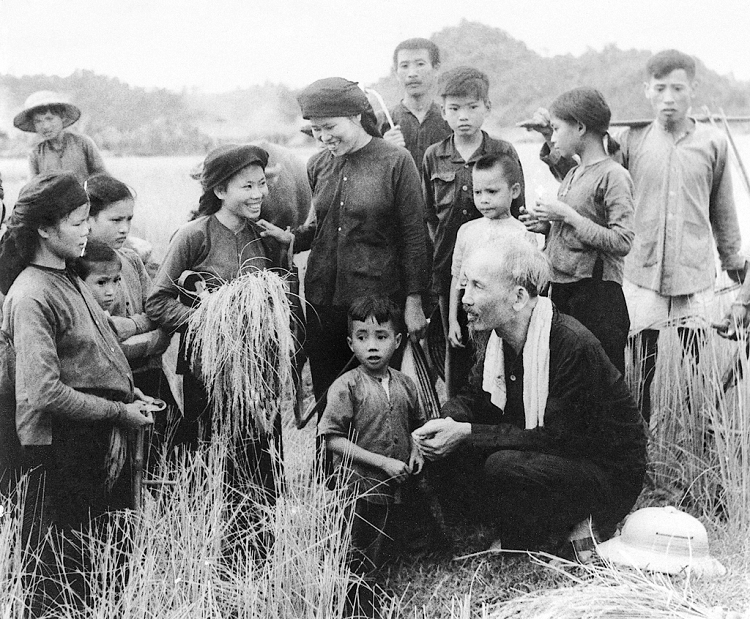 Bác Hồ thăm hỏi nhân dân xã Tân Phong, huyện Bình Xuyên, tỉnh Vĩnh Phúc (12/2/1956). (Ảnh tư liệu)