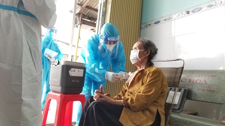 Người cao tuổi – 1 trong 3 đối tượng sẽ tiêm vaccine phòng chống COVID-19 mũi 4 Người cao tuổi – 1 trong 3 đối tượng sẽ tiêm vaccine phòng chống COVID-19 mũi 4