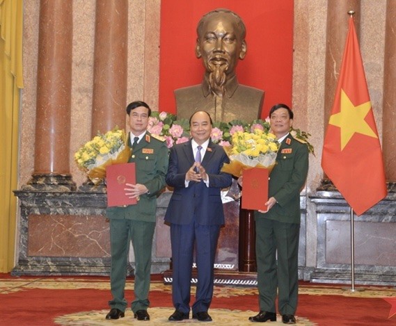 Chủ tịch nước Nguyễn Xuân Phúc trao Quyết định thăng quân hàm từ Trung tướng lên Thượng tướng cho hai sĩ quan cao cấp trong quân đội Chủ tịch nước Nguyễn Xuân Phúc trao Quyết định thăng quân hàm từ Trung tướng lên Thượng tướng cho hai sĩ quan cao cấp trong quân đội