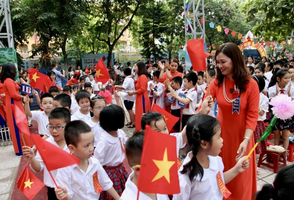 Thay vì quá nhiều tiêu chí không cần thiết để giáo viên tự đánh giá, cần có một môi trường giáo dục khuyến khích sự cống hiến và khơi dậy đam mê của các thầy cô