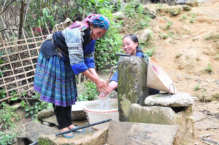 Người dân tộc Mông ở xã Chế Tạo, huyện Mù Cang Chải, tỉnh Yên Bái vui mừng vì có nước sạch về tận thôn, bản 3135 dsc 6893