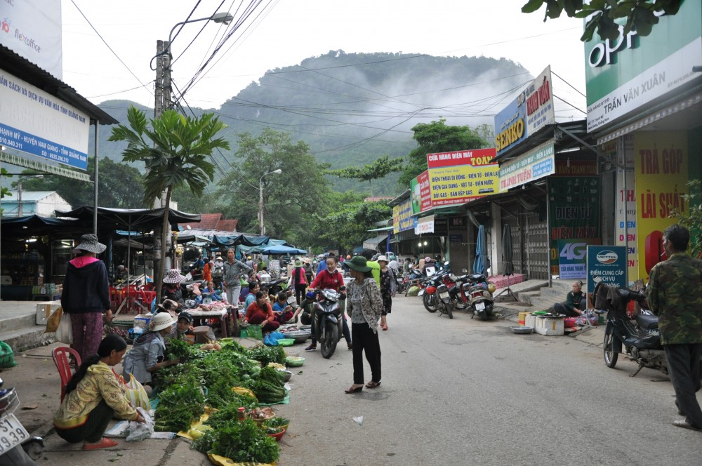 Giá cả leo thang khiến chi phí đi chợ của các gia đình tăng theo Giá cả leo thang khiến chi phí đi chợ của các gia đình tăng theo