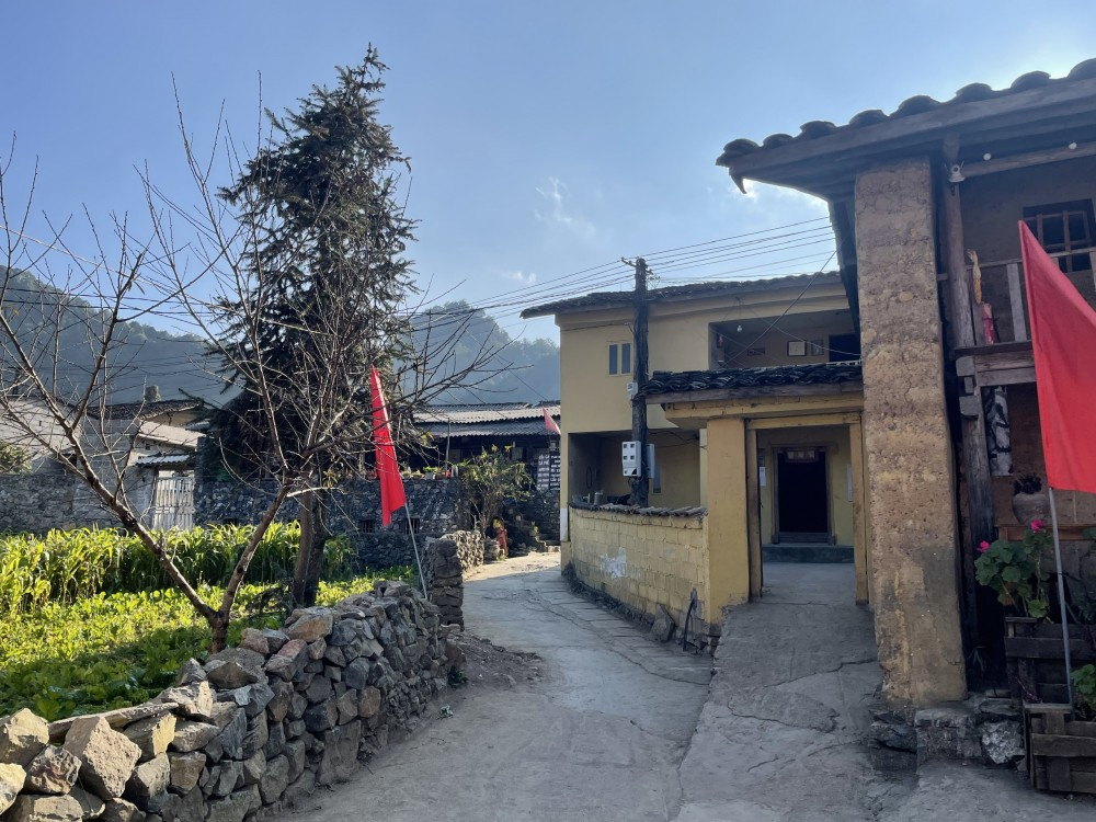 Đường vào thôn Lô Lô Chải (xã Lũng Cú, huyện Đồng Văn) thường xuyên được giữ gìn sạch sẽ Đường vào thôn Lô Lô Chải (xã Lũng Cú, huyện Đồng Văn) thường xuyên được giữ gìn sạch sẽ