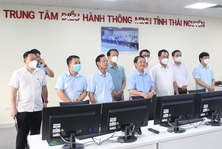 Bộ trưởng, Chủ nhiệm UBDT Hầu A Lềnh tham quan Trung tâm điều hành thông minh của tỉnh Thái Nguyên. Bộ trưởng, Chủ nhiệm UBDT Hầu A Lềnh tham quan Trung tâm điều hành thông minh của tỉnh Thái Nguyên.