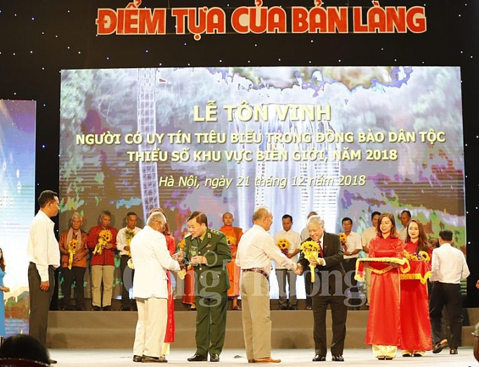 Người có uy tín tiêu biểu - Cầu nối “máu thịt” giữa Đảng, chính quyền với nhân dân nguoi co uy tin tieu bieu cau noi mau thit giua dang chinh quyen voi nhan dan