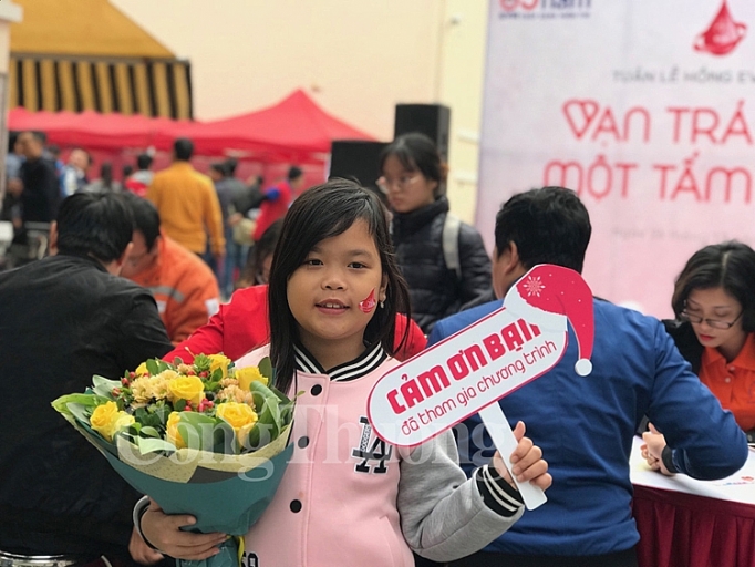 EVNHANOI với Tuần lễ hồng EVN lần thứ V: Khi yêu thương được chia sẻ khi yeu thuong duoc chia se