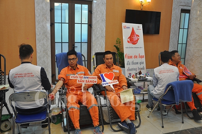 EVNHANOI với Tuần lễ hồng EVN lần thứ V: Khi yêu thương được chia sẻ khi yeu thuong duoc chia se