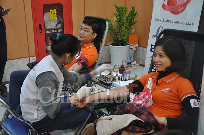 EVNHANOI với Tuần lễ hồng EVN lần thứ V: Khi yêu thương được chia sẻ khi yeu thuong duoc chia se