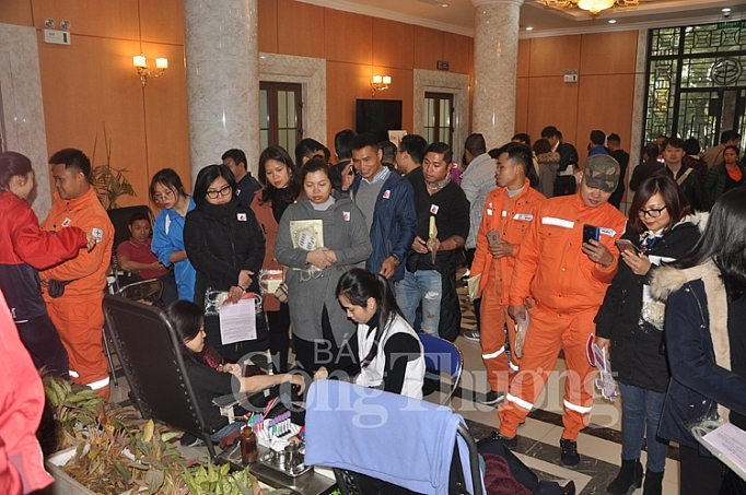 EVNHANOI với Tuần lễ hồng EVN lần thứ V: Khi yêu thương được chia sẻ khi yeu thuong duoc chia se