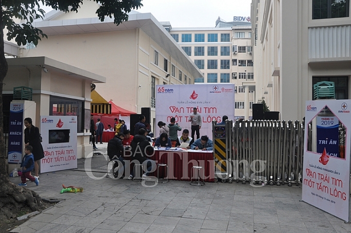 EVNHANOI với Tuần lễ hồng EVN lần thứ V: Khi yêu thương được chia sẻ khi yeu thuong duoc chia se