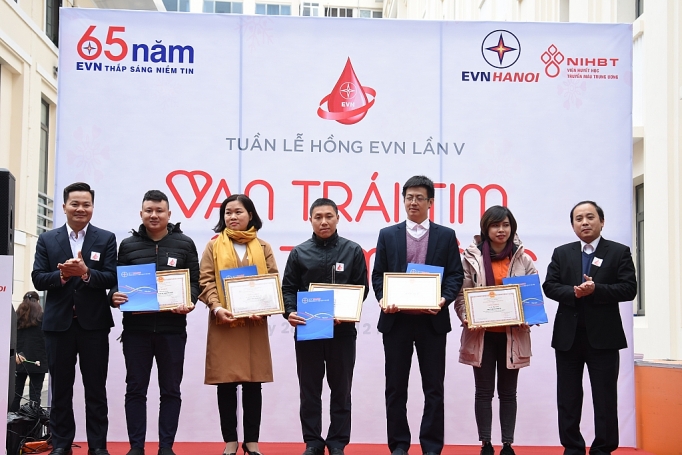 EVNHANOI với Tuần lễ hồng EVN lần thứ V: Khi yêu thương được chia sẻ khi yeu thuong duoc chia se