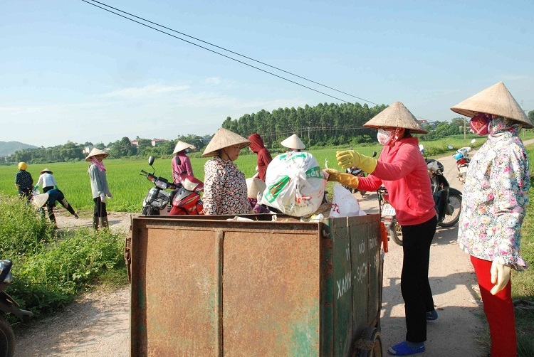Các cấp Hội đã vận động chị em thu gom rác thải, vệ sinh môi trường nông thôn sáng – xanh - sạch - đẹp 5142-bai-27