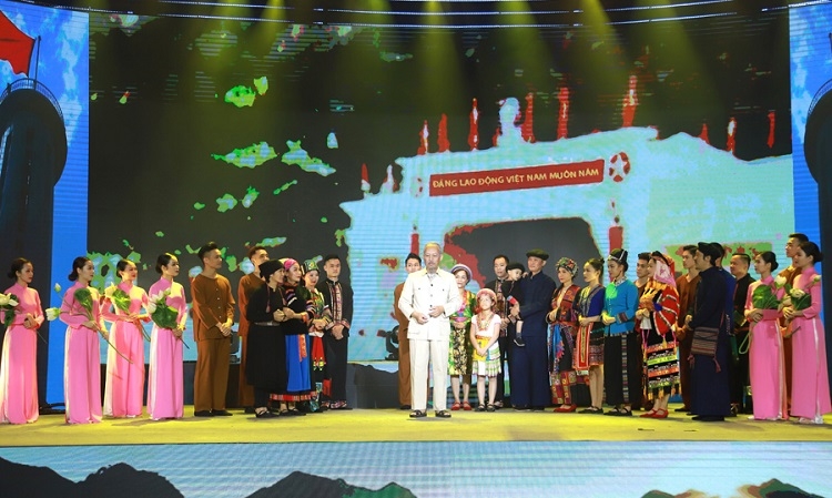 Hoạt cảnh Bác Hồ căn dặn Đảng bộ, chính quyền và nhân dân các dân tộc Hà Giang khi Người lên thăm năm 1961 trong Chương trình nghệ thuật với chủ đề “Hà Giang 130 năm hành trình cùng đất nước” Hoạt cảnh Bác Hồ căn dặn Đảng bộ, chính quyền và nhân dân các dân tộc Hà Giang khi Người lên thăm năm 1961 trong Chương trình nghệ thuật với chủ đề “Hà Giang 130 năm hành trình cùng đất nước”