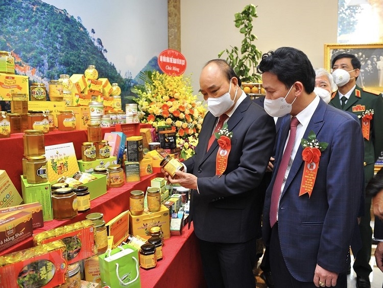 Chủ tịch nước Nguyễn Xuân Phúc tham quan gian trưng bày các đặc sản của tỉnh Hà Giang Chủ tịch nước Nguyễn Xuân Phúc tham quan gian trưng bày các đặc sản của tỉnh Hà Giang